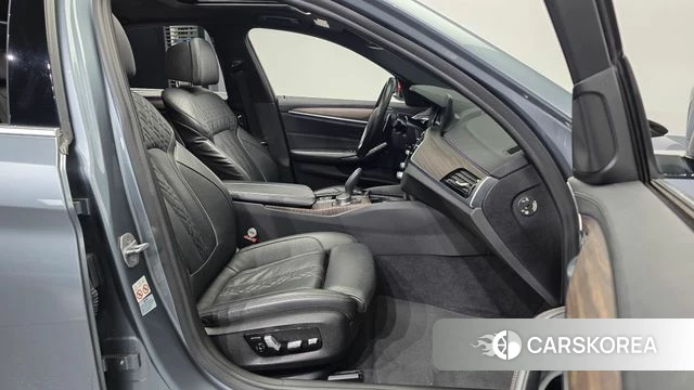 BMW 5 Series (G30) 2018 Серый из Кореи, фото 2