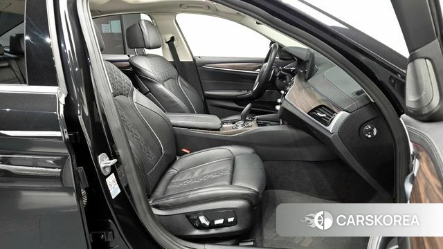 BMW 5 Series (G30) 2022 Черный из Кореи, фото 2