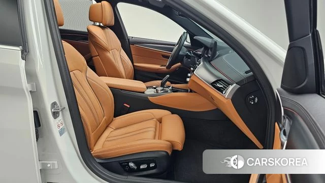 BMW 5 Series (G30) 2023 Белый из Кореи, фото 2