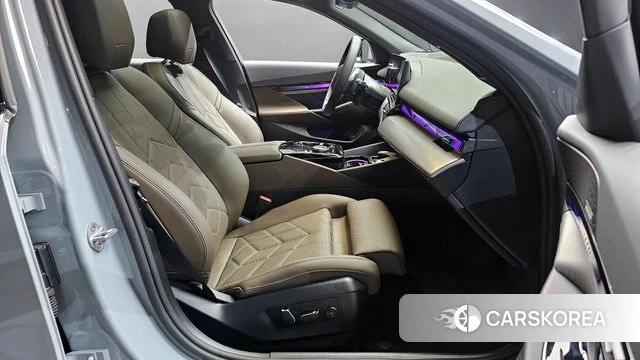 BMW 5 Series (G60) 2025 Цвет галактики из Кореи, фото 2