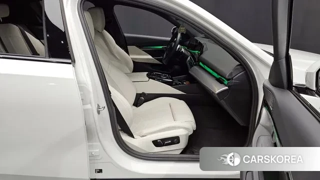 BMW 5 Series (G60) 2025 Белый из Кореи, фото 2