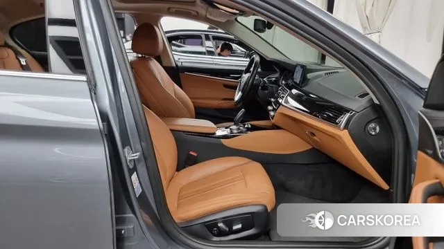 BMW 5 Series (G30) 2018 Серый из Кореи, фото 2