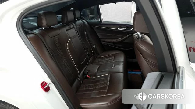 BMW 5 Series (G30) 2018 Белый из Кореи, фото 2