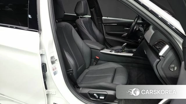 BMW 3 Series (F30) 2018 Белый из Кореи, фото 2