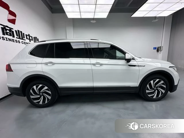 Volkswagen Tiguan L 2023 Белый из Китая, фото 2