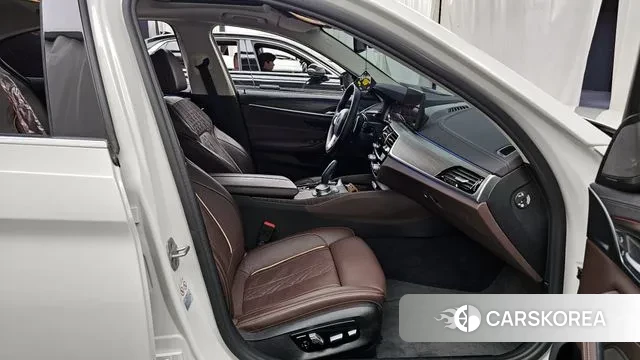 BMW 5 Series (G30) 2020 Белый из Кореи, фото 2