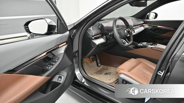 BMW 5 Series (G60) 2023 Серый из Кореи, фото 2