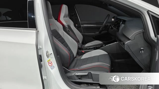 Volkswagen Golf 8th Generation 2024 Белый из Кореи, фото 2