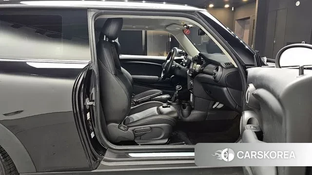 Mini Cooper 2018 Черный из Кореи, фото 2