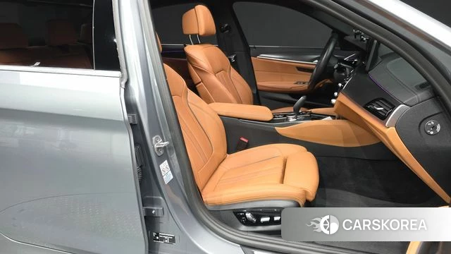 BMW 5 Series (G30) 2022 Серебристо-серый из Кореи, фото 2