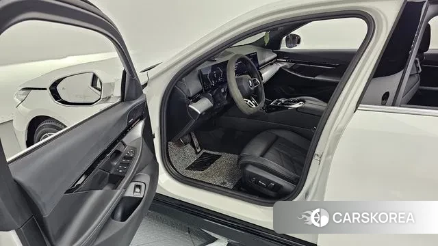 BMW 5 Series (G60) 2024 Белый из Кореи, фото 2