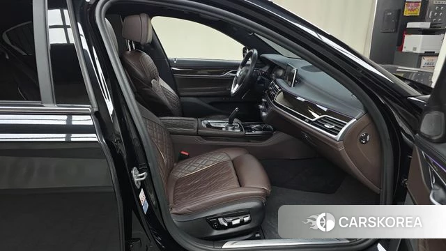 BMW 7 Series (G11) 2021 Черный из Кореи, фото 2
