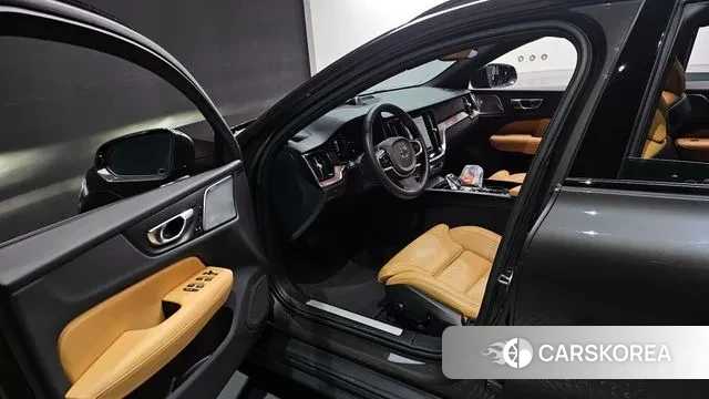 Volvo V60 Cross-Country 2nd Generation 2023 Серый из Кореи, фото 2