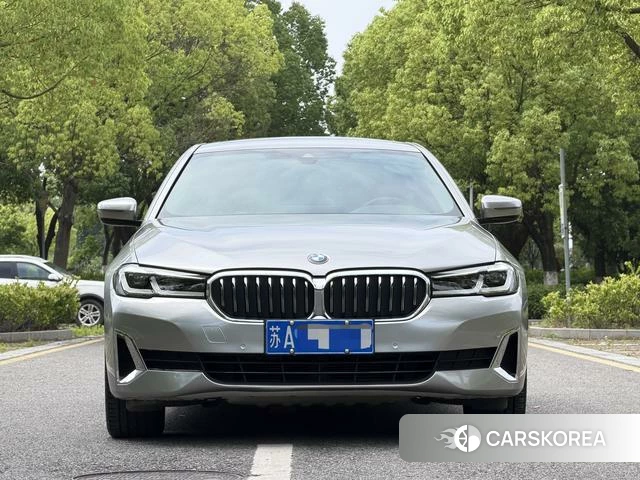 BMW 5 series 2021 Серебристо-серый из Китая, фото 2