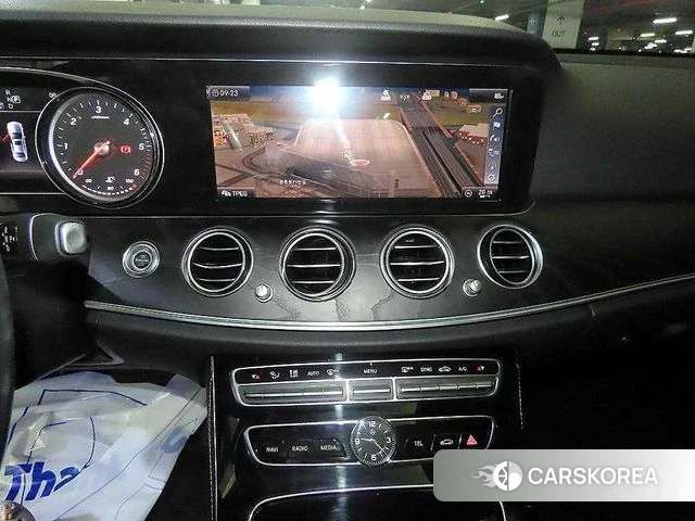 Mercedes-Benz E-Class W213 2018 Белый из Кореи, фото 2