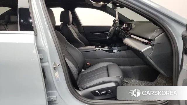 BMW 5 Series (G60) 2024 Серебристо-серый из Кореи, фото 2