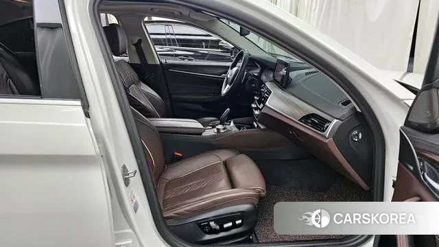 BMW 5 Series (G30) 2022 Белый из Кореи, фото 2