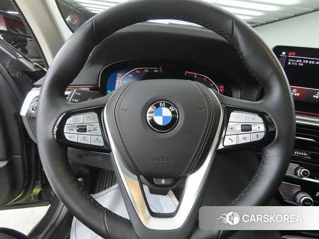 BMW 5 Series (G30) 2022 Черный из Кореи, фото 2