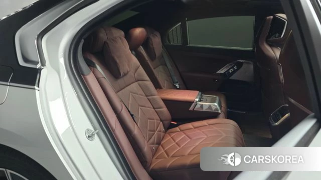 BMW 7 Series (G70) 2025 Белый из Кореи, фото 2