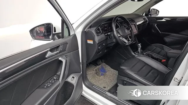 Volkswagen Tiguan second Generation 2023 Белый из Кореи, фото 2