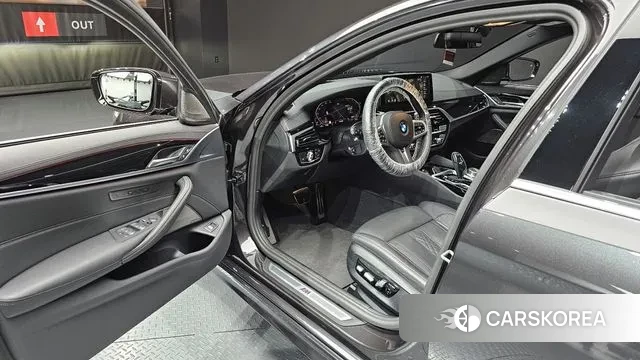 BMW 5 Series (G30) 2023 Серый из Кореи, фото 2