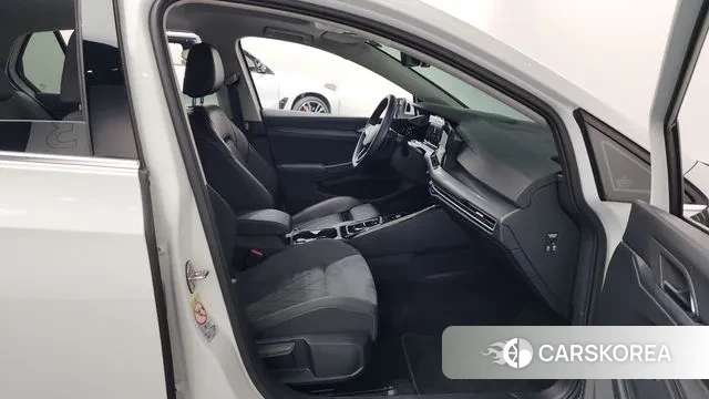 Volkswagen Golf 8th Generation 2024 Белый из Кореи, фото 2