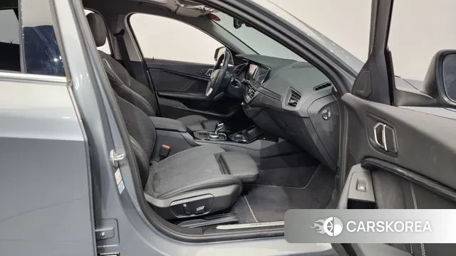 BMW 1 Series (F40) 2023 Серый из Кореи, фото 2