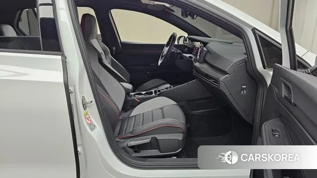 Volkswagen Golf 8th Generation 2024 Белый из Кореи, фото 2