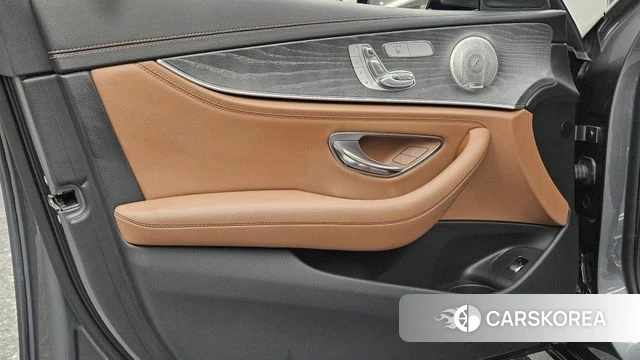 Mercedes-Benz E-Class W213 2021 Серый из Кореи, фото 2