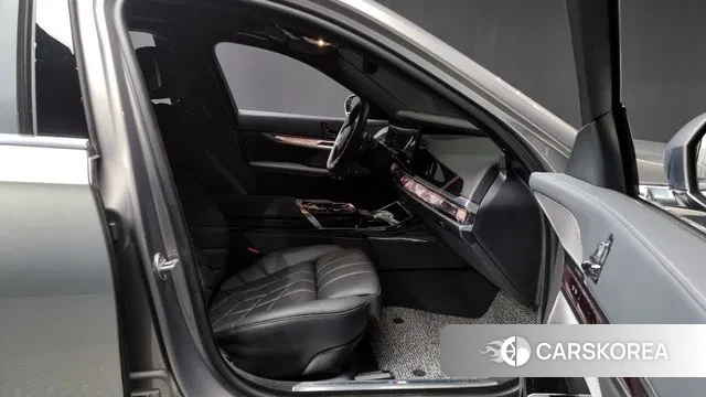 BMW 7 Series (G70) 2025 Песочный из Кореи, фото 2