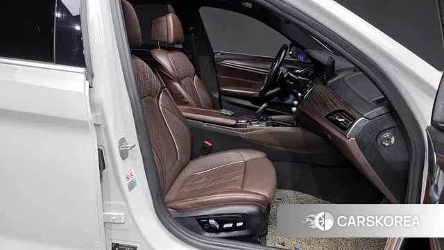 BMW 5 Series (G30) 2018 Белый из Кореи, фото 2