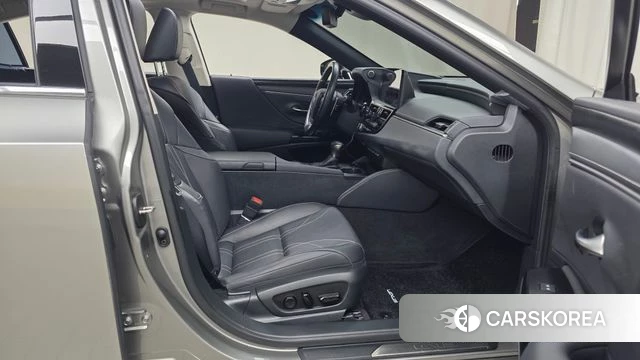 Lexus ES300h 7th generation 2023 Серебристо-серый из Кореи, фото 2