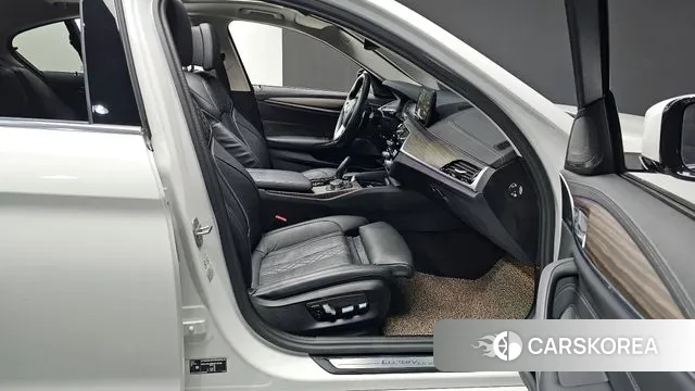 BMW 5 Series (G30) 2023 Белый из Кореи, фото 2