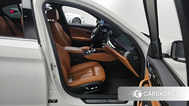 BMW 5 Series (G30) 2022 Белый из Кореи, фото 2