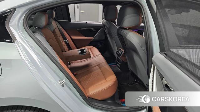 BMW 5 Series (G60) 2025 Серебристо-серый из Кореи, фото 2