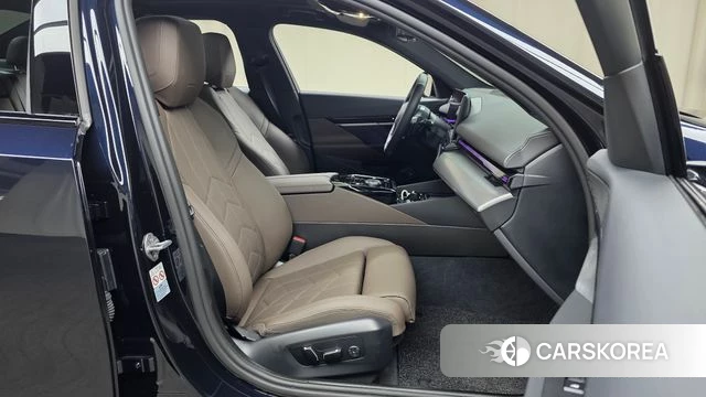 BMW 5 Series (G60) 2024 Черный из Кореи, фото 2