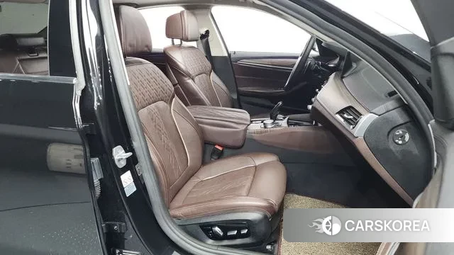 BMW 5 Series (G30) 2019 Черный из Кореи, фото 2