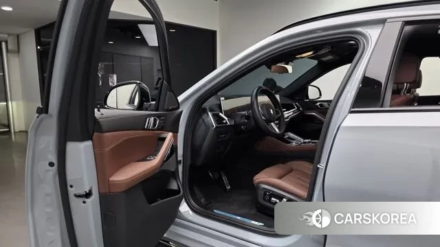 BMW X6 (G06) 2025 Светло-серебряный цвет из Кореи, фото 2