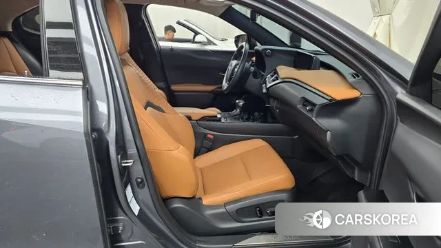 Lexus UX250h 2021 Серый из Кореи, фото 2