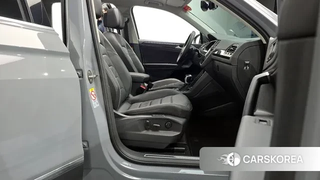 Volkswagen Tiguan second Generation 2022 Серебристо-серый из Кореи, фото 2