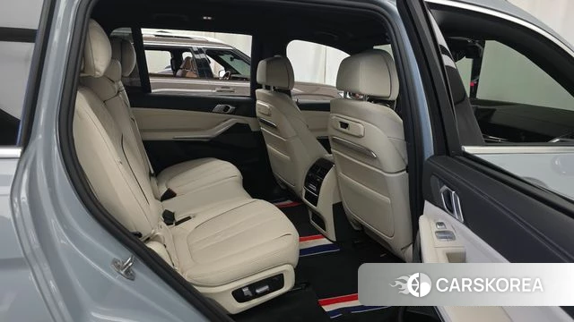 BMW X7 (G07) 2024 Светло-серебряный цвет из Кореи, фото 2