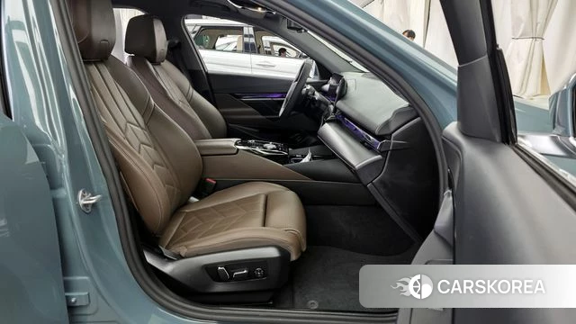 BMW 5 Series (G60) 2025 Небесно-голубой из Кореи, фото 2