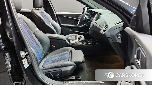 BMW 1 Series (F40) 2024 Черный из Кореи, фото 2