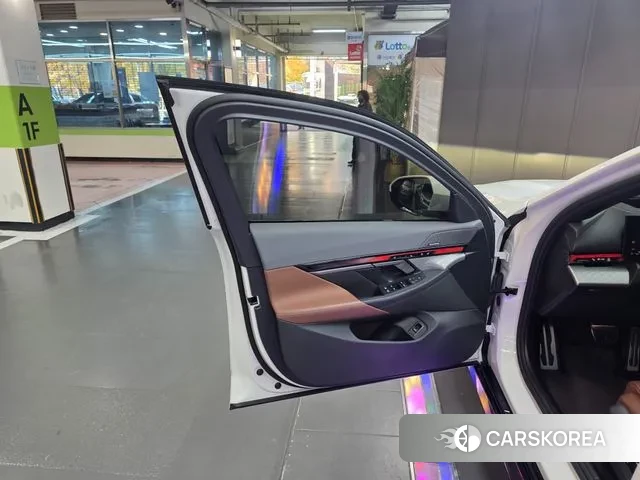 BMW 5 Series (G60) 2023 Белый из Кореи, фото 2