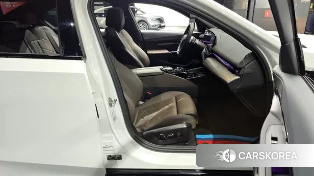 BMW 5 Series (G60) 2023 Белый из Кореи, фото 2