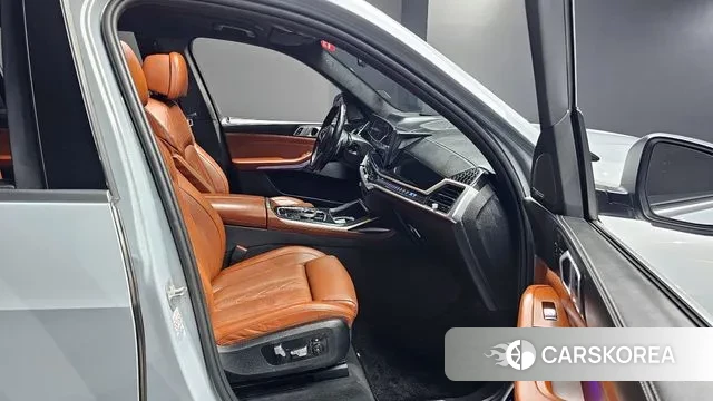 BMW X7 (G07) 2023 Серебристо-серый из Кореи, фото 2