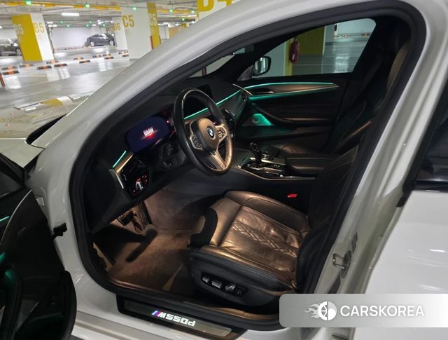 BMW 5 Series (G30) 2019 Белый из Кореи, фото 2