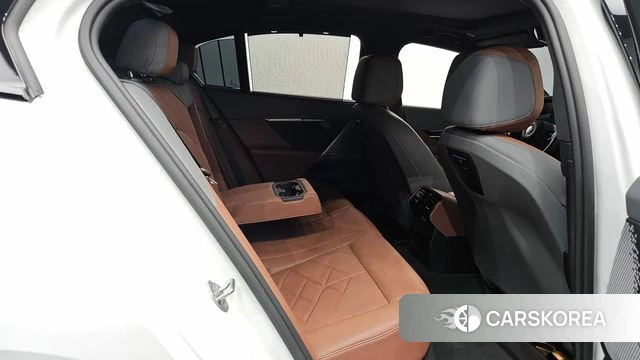 BMW 5 Series (G60) 2024 Белый из Кореи, фото 2