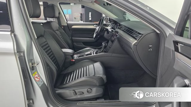 Volkswagen Passat GT (B8) 2021 Серебристо-серый из Кореи, фото 2