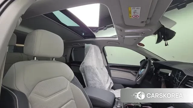 Volkswagen Touareg 3rd generation 2025 Белый из Кореи, фото 2